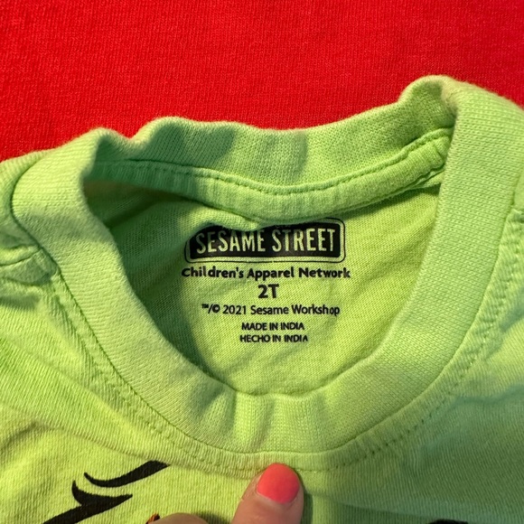 Size 2T Sesame Street Lot - Long sleeve Elmo full zip hoodie and two T-shirts - Picture 4 of 9